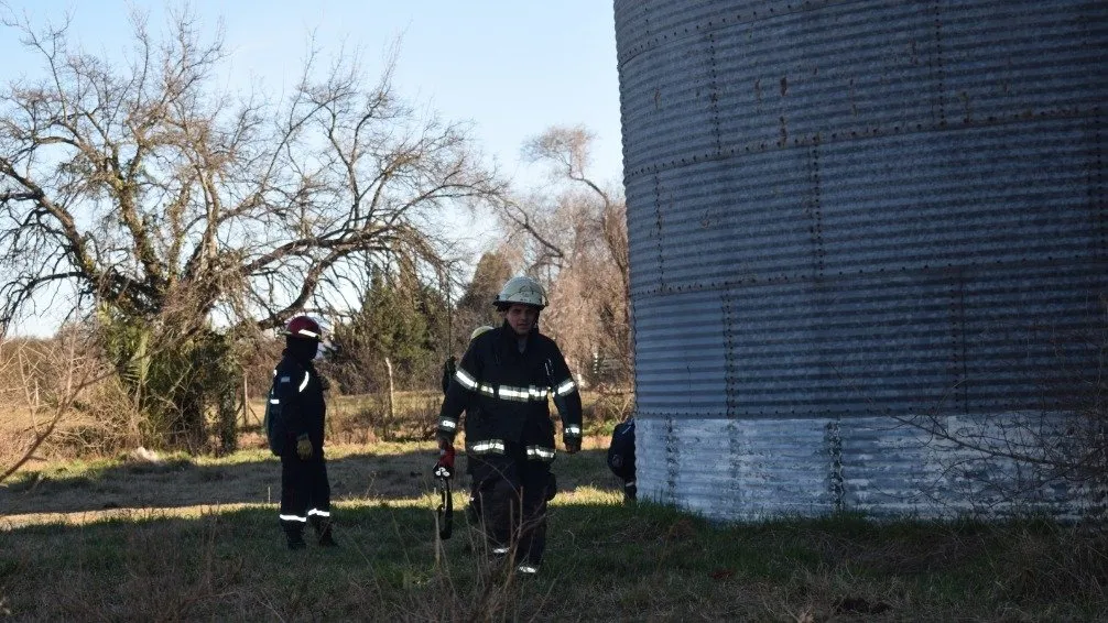 Bomberos rescataron una perra que había quedado atrapada dentro de un silo